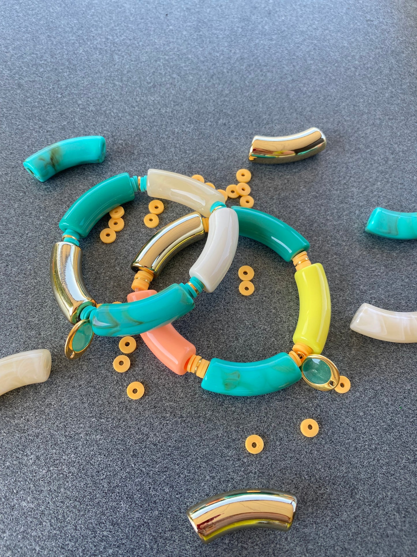 Kleurrijke tube armbanden - Groen mix