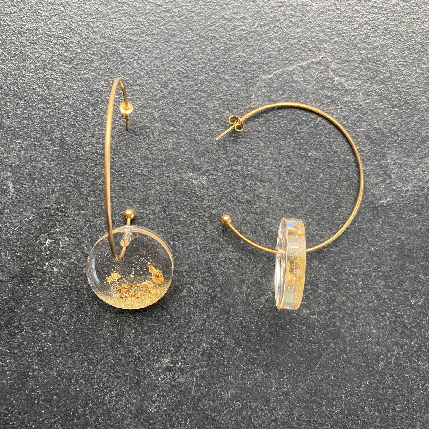 Oorbellen goudkleurige edelstaal, rondvormige hanger met 18K goudvlokken