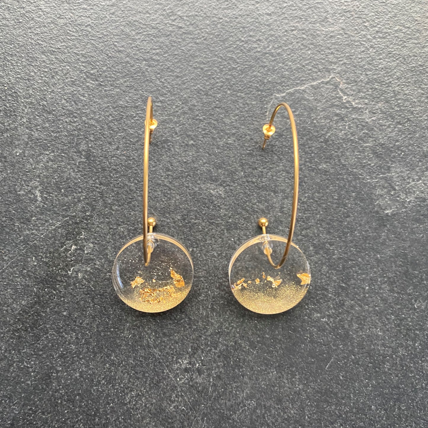 Oorbellen goudkleurige edelstaal, rondvormige hanger met 18K goudvlokken