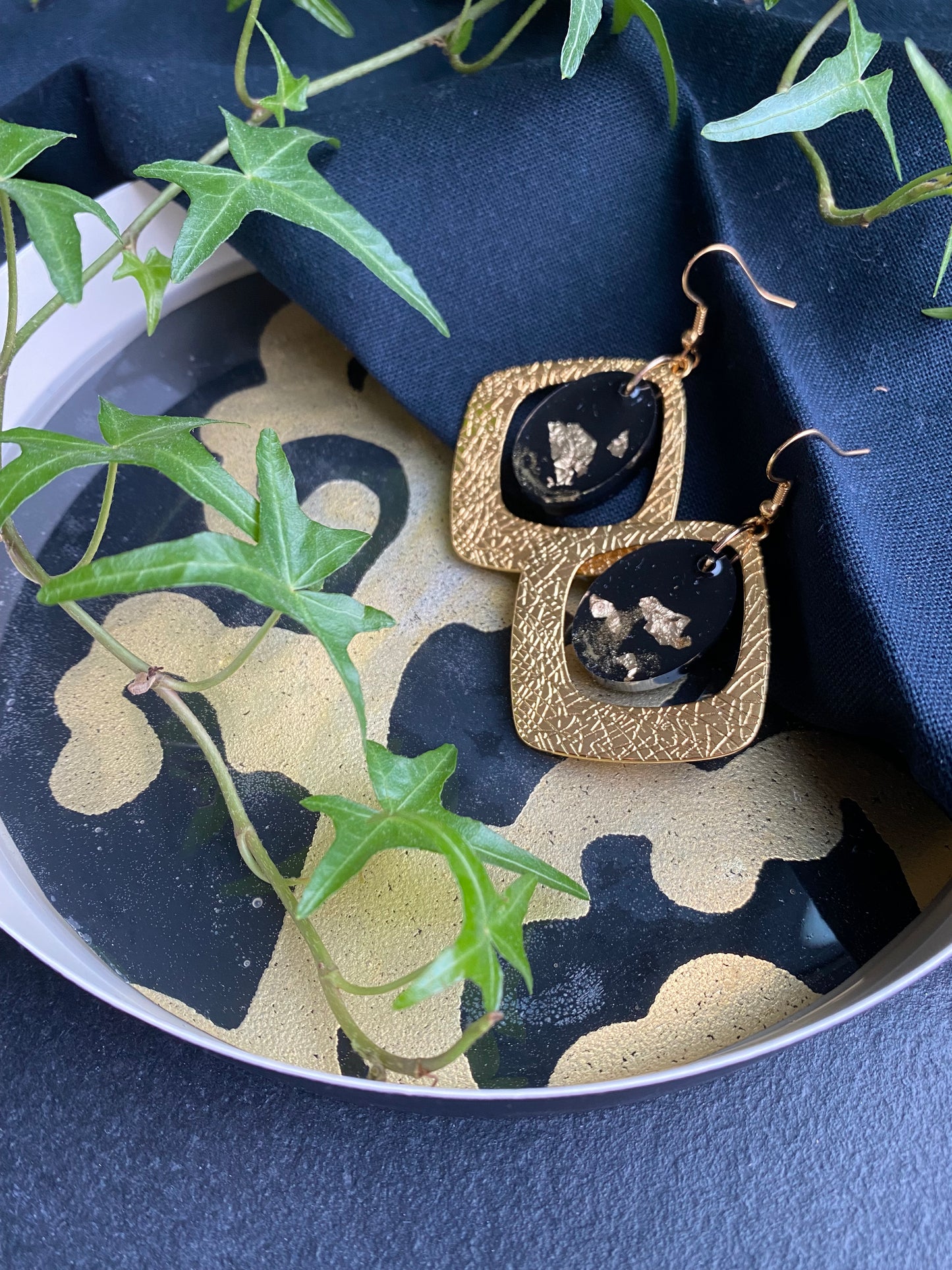 Gouden statement oorbellen met zwarte resin steen, handgemaakt
